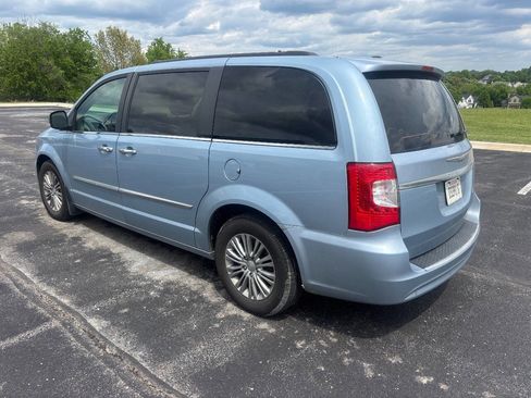Used 2016 Chrysler Town & Country Touring-L w/ Driver Convenience Group FWD image 9