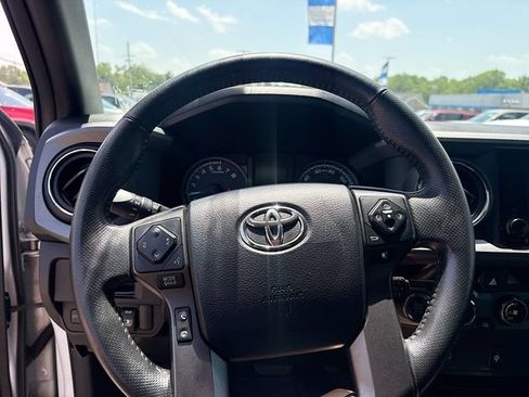 Used 2017 Toyota Tacoma TRD Sport AWD/4WD image 11