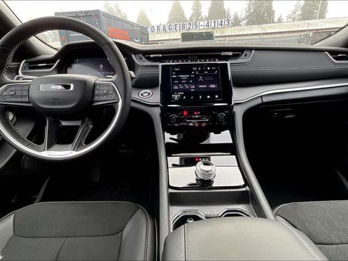 New 2025 Jeep Grand Cherokee Altitude image 6