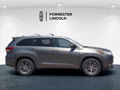 Used 2017 Toyota Highlander XLE image 2
