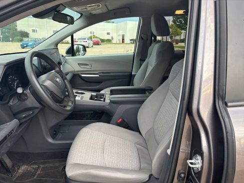 Used 2023 Toyota Sienna LE FWD image 11