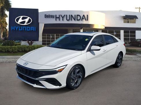 Used 2025 Hyundai Elantra SEL FWD image 3