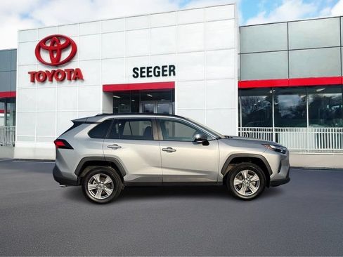 Used 2025 Toyota RAV4 XLE AWD/4WD image 2