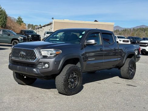 Used 2019 Toyota Tacoma TRD Off-Road image 2