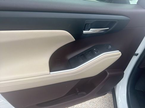 Used 2020 Toyota Highlander XLE image 15