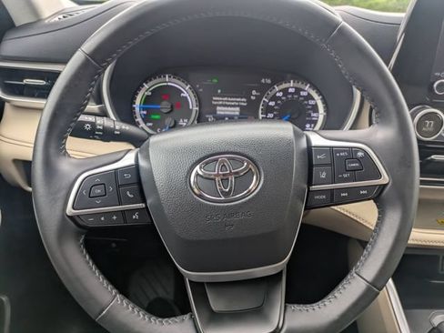 Used 2024 Toyota Highlander XLE AWD/4WD image 20