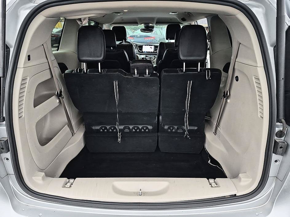 Used 2024 Chrysler Pacifica Touring-L FWD image 30