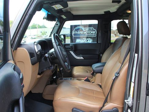 Used 2016 Jeep Wrangler Unlimited Sahara w/ Dual Top Group AWD/4WD image 25