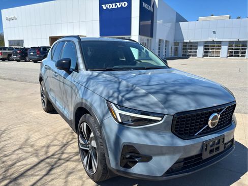Used 2023 Volvo XC40 B5 Plus w/ Driver Assist Package AWD/4WD image 3