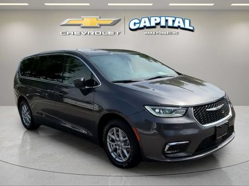 Used 2023 Chrysler Pacifica Touring-L FWD image 7