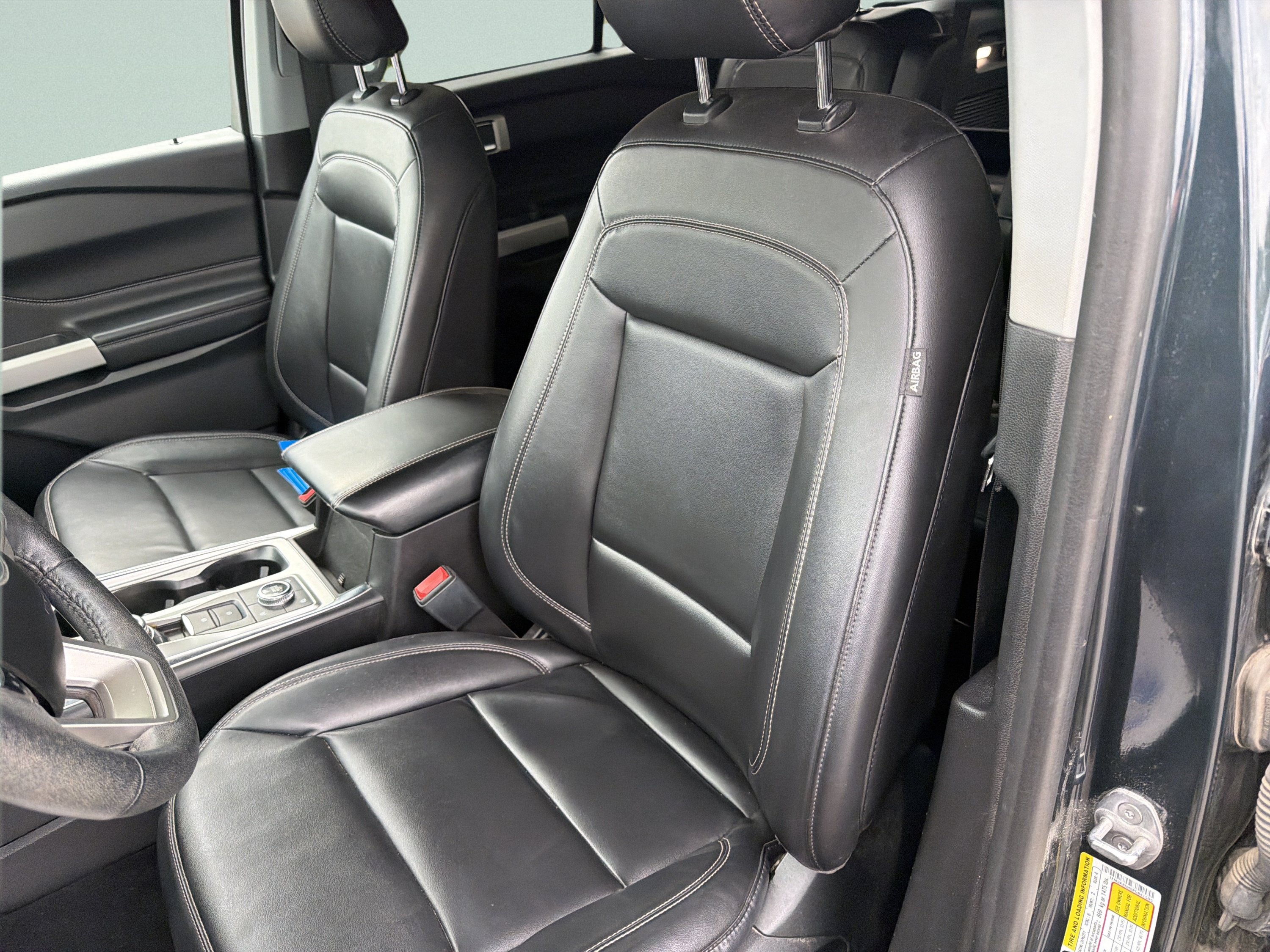 Used 2023 Ford Explorer XLT w/ Equipment Group 202A AWD/4WD image 17
