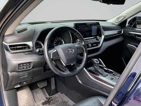 Used 2020 Toyota Highlander Platinum AWD/4WD image 2