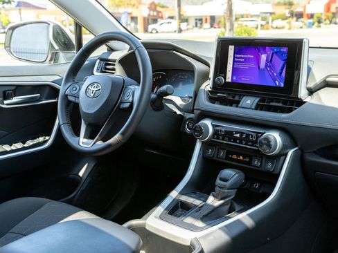 Used 2025 Toyota RAV4 XLE FWD image 32