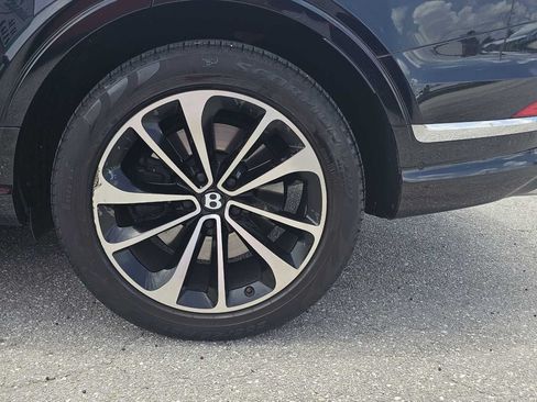 Used 2023 Bentley Bentayga AWD/4WD image 11