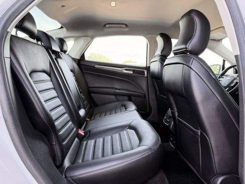 Used 2018 Ford Fusion SE w/ Equipment Group 602A FWD image 18