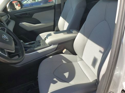 Used 2023 Toyota Highlander LE AWD/4WD image 17