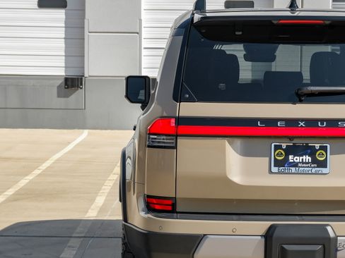 Used 2025 Lexus GX 550 w/ Accessory Package (CT) image 15