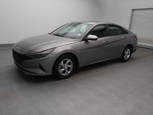 Used 2023 Hyundai Elantra SE image 2
