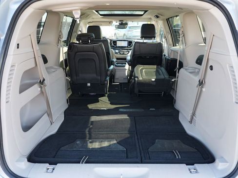 Used 2024 Chrysler Pacifica Limited FWD image 25