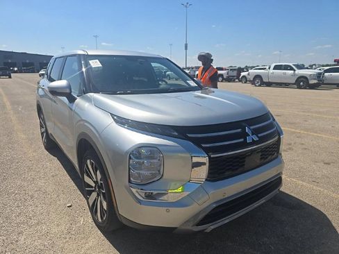 Used 2025 Mitsubishi Outlander SE FWD image 3
