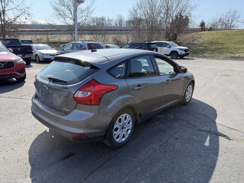 Used 2013 Ford Focus SE w/ SE Winter Pkg image 3