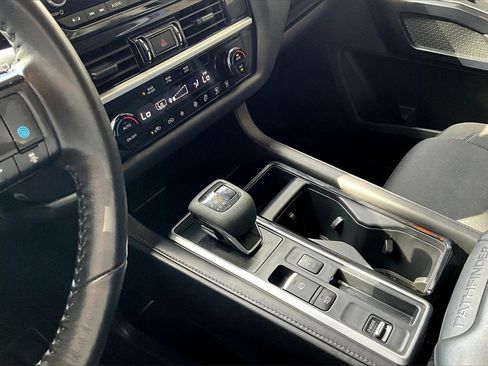 Used 2024 Nissan Pathfinder SV image 11