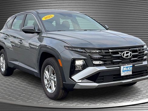 Used 2025 Hyundai Tucson SE image 1