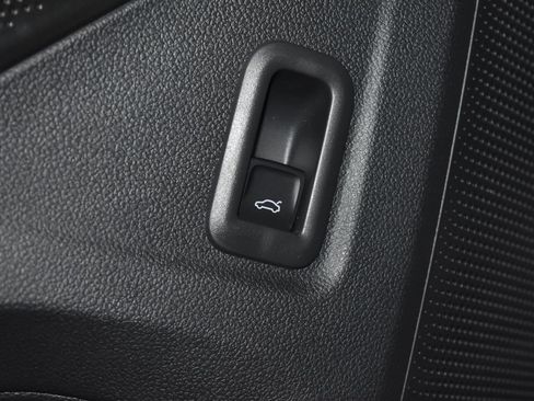 Used 2025 Volkswagen Tiguan SE AWD/4WD image 6