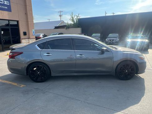Used 2017 Nissan Altima 2.5 SR w/ Midnight Edition Package FWD image 10