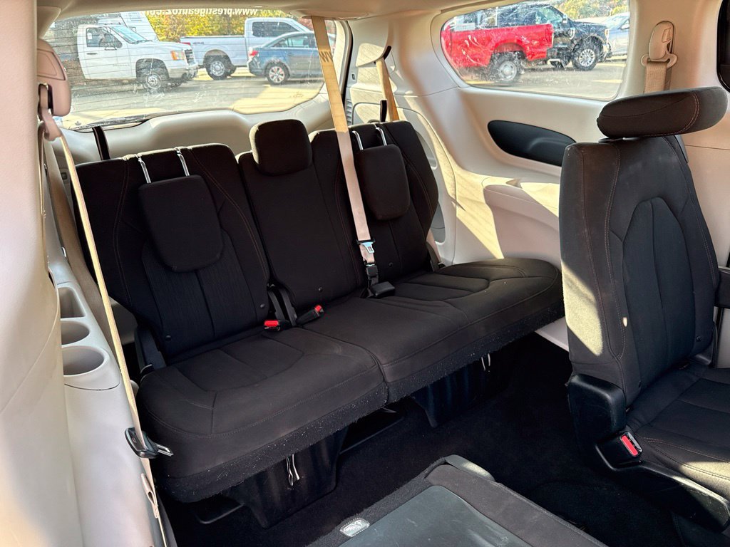 Used 2018 Chrysler Pacifica Touring Plus w/ Tire & Wheel Group FWD image 13