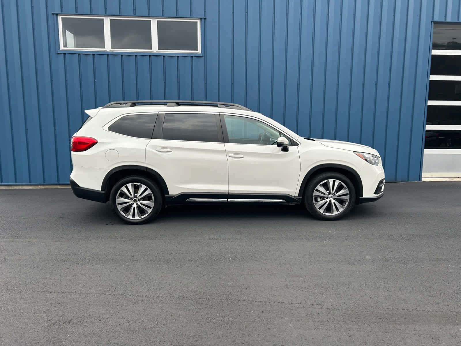 Used 2022 Subaru Ascent Limited w/ Technology Package AWD/4WD image 2