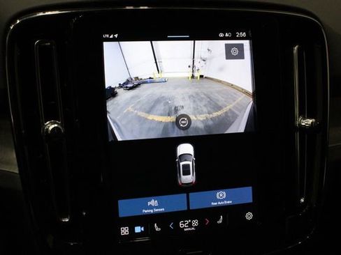 Used 2025 Volvo XC40 B5 Plus image 11