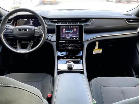 New 2026 Jeep Grand Cherokee Laredo image 4