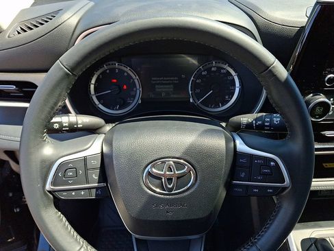 Used 2024 Toyota Highlander XLE AWD/4WD image 20