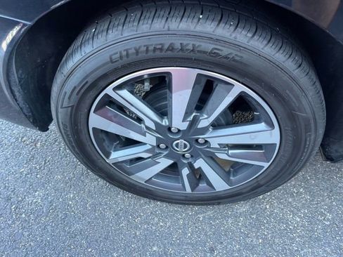 Used 2022 Nissan Versa SV image 21