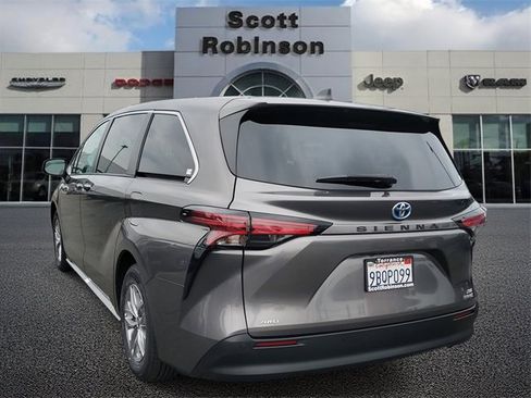 Used 2022 Toyota Sienna XLE image 3