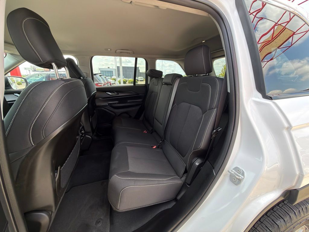 Used 2023 Jeep Grand Cherokee Laredo AWD/4WD image 24