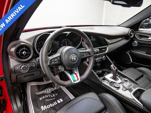 Used 2023 Alfa Romeo Giulia Estrema AWD/4WD image 11