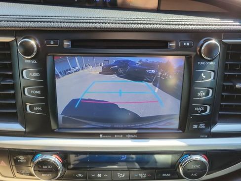 Used 2016 Toyota Highlander XLE image 32