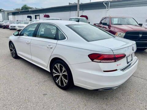 Used 2021 Volkswagen Passat 2.0T SE FWD image 3