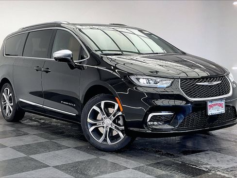 New 2026 Chrysler Pacifica Pinnacle image 1