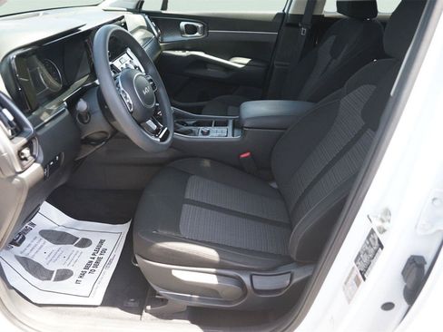 Used 2023 Kia Sorento LX FWD image 9