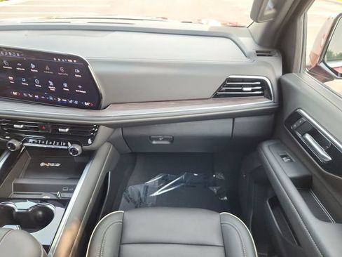 Used 2025 Chevrolet Tahoe Premier AWD/4WD image 23