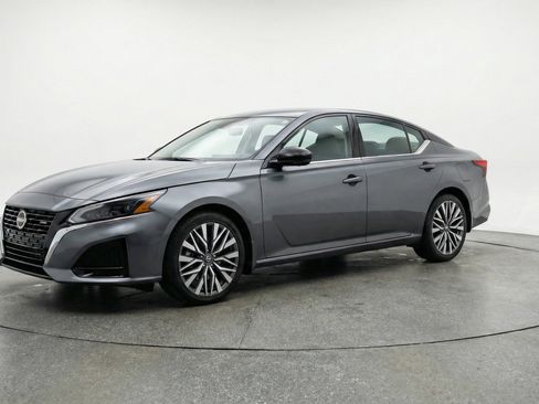 Used 2025 Nissan Altima 2.5 SV FWD image 3