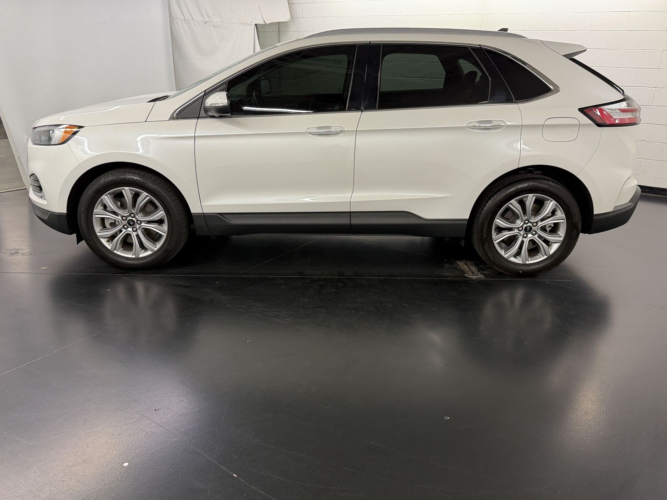 Used 2024 Ford Edge Titanium AWD/4WD image 2