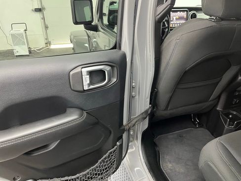 Used 2018 Jeep Wrangler Unlimited Sahara image 35