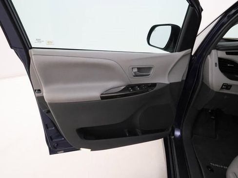 Used 2018 Toyota Sienna XLE w/ Carpet Mat Package image 7