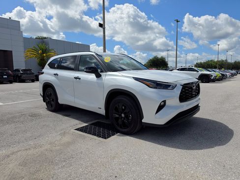 Used 2025 Toyota Highlander XLE AWD/4WD image 2