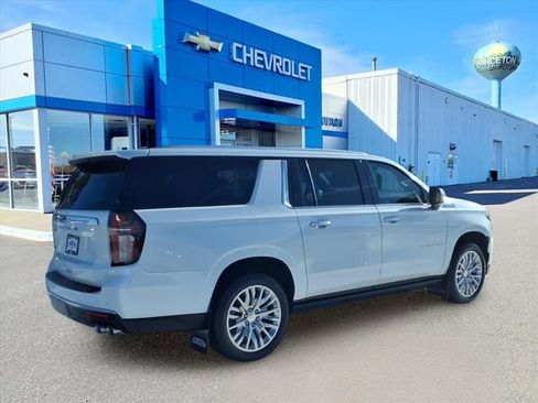 Used 2024 Chevrolet Suburban High Country image 3