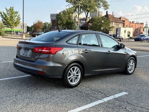 Used 2015 Ford Focus SE FWD image 2